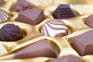 İle birkaç çikolata kutusu