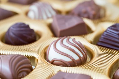 İle birkaç çikolata kutusu