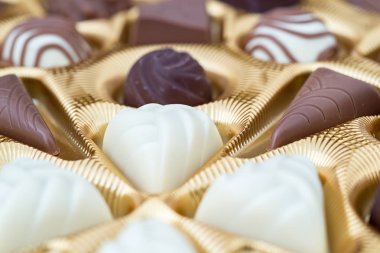 İle birkaç çikolata kutusu