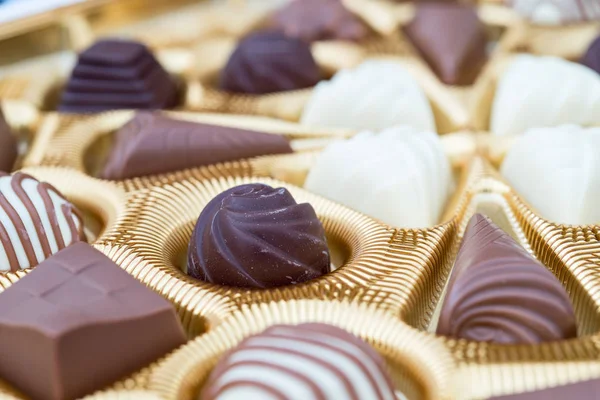 İle birkaç çikolata kutusu