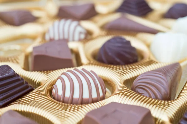 İle birkaç çikolata kutusu