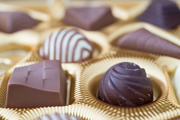 İle birkaç çikolata kutusu