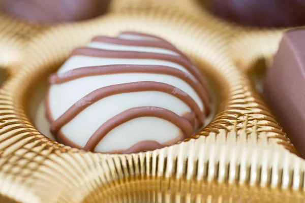 İle birkaç çikolata kutusu