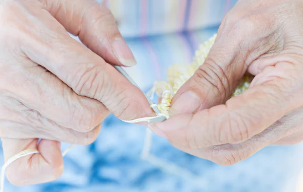 뜨개질 하는 사람의 세부 사항 — 스톡 사진