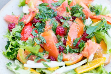 Böğürtlen ile salata