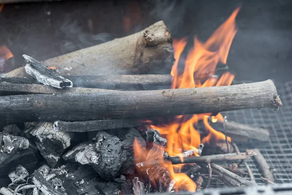 Trozos de madera en llamas —  Fotos de Stock