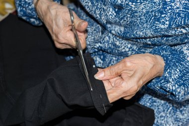 dikiş yaşlı kişi