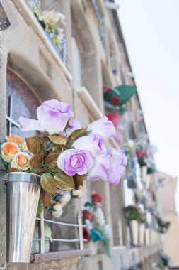 Bir buket çiçek mezarlığa detay