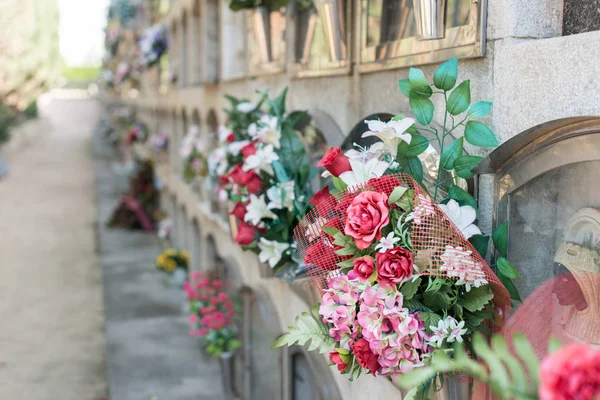 Bir Buket Çiçek Mezarlığa Detay — Stok fotoğraf