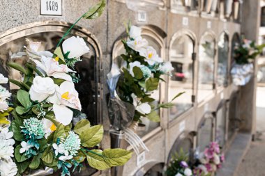 Oluşumdaki mezarların ve mezar nişlerinin ayrıntıları 