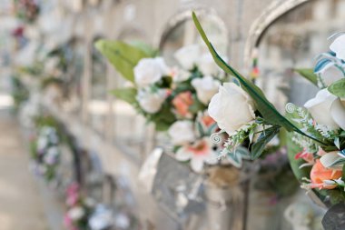 Mezarlıkta çiçekler.