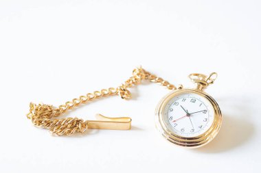 Bir saati temizleyip onarıyorum.