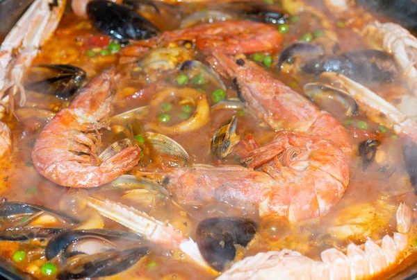 带有对虾 败血症 贻贝和蒙克鱼的典型西班牙Arrzoz海鲜的细节 — 图库照片