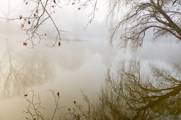 Réflexions dans un lac mystérieux — Photo