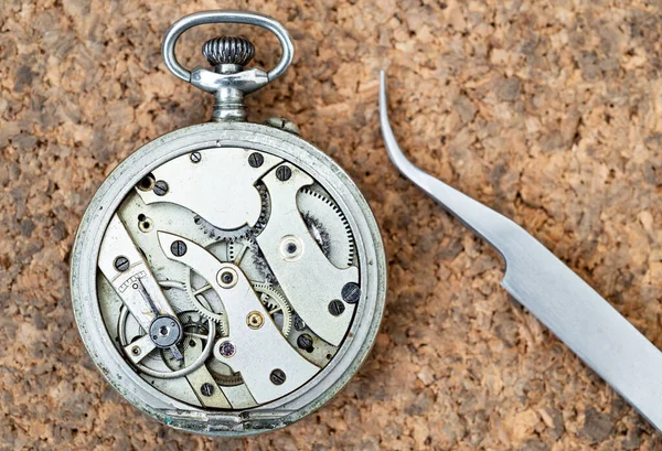 賠償と時計の復元 — ストック写真