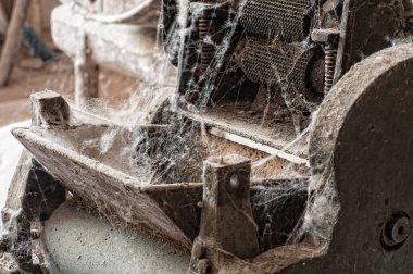 Terk edilmiş eski bir şarap deposunun görüntüsü.