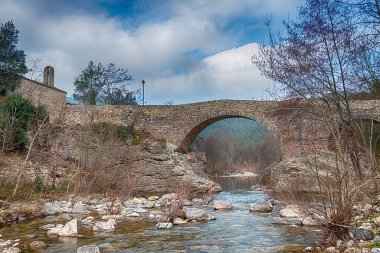 Nehri geçmek için bir ortaçağ köprüsü inşa edilmesinin ayrıntıları