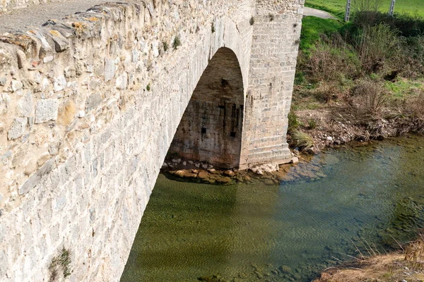 Details Van Bouw Van Een Middeleeuwse Brug Een Rivier Steken — Stockfoto