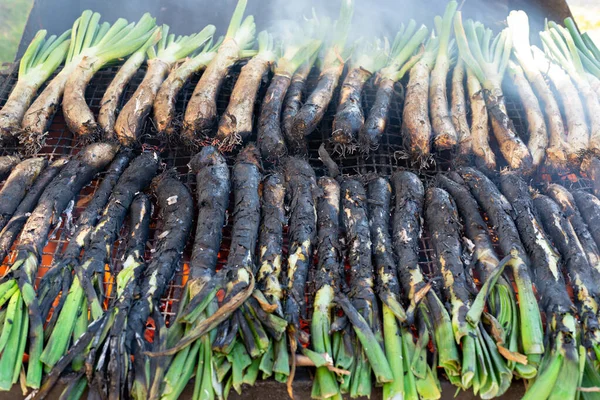 Grillezett Hagyma Katalán Kalotákban Katalónia Hagyományos Ételei Spanyolország — Stock Fotó