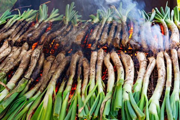 Gegrillte Zarte Zwiebeln Katalanischen Kalotten Genannt Traditionelles Essen Von Katalonien — Stockfoto