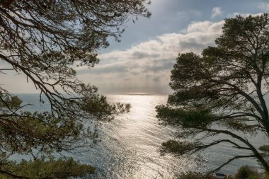 Girona 'daki (İspanya) Sahil Cesareti (Costa Brava) manzaraları ve ayrıntıları)