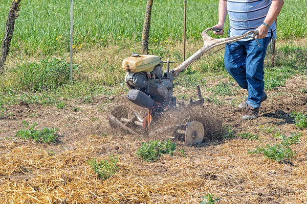 種を蒔くことができるフィールドを準備する単色機の詳細 — ストック写真