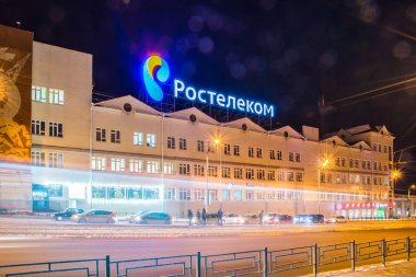 Izhevsk. Sokak aydınlatma ile akşam manzarası.