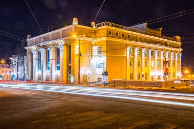 Izhevsk. Sokak aydınlatma ile akşam manzarası.