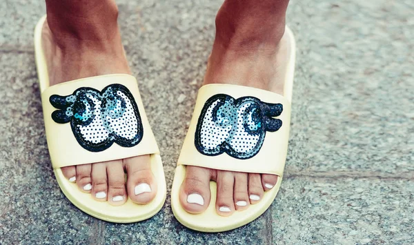 Hemen bacaklarını açıp flip flop yaz