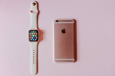 Pembe Elma Saati ve pembe iPhone arka planda..