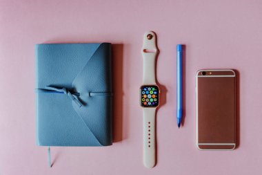 Elma Saat mavi defter mavi kalem iPhone arka planda yatıyor