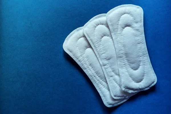 Mavi arka planda kadın külotlu çorabı var.