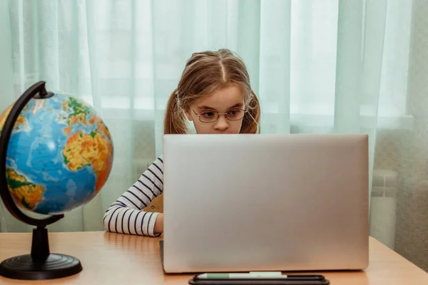 Kız evde ders izliyor.