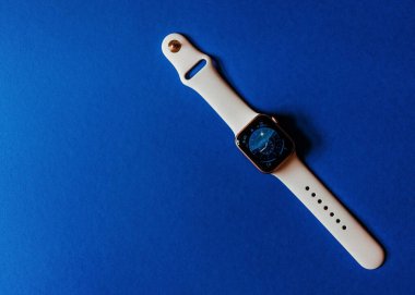 Pembe saat akıllı aygıt elektronik