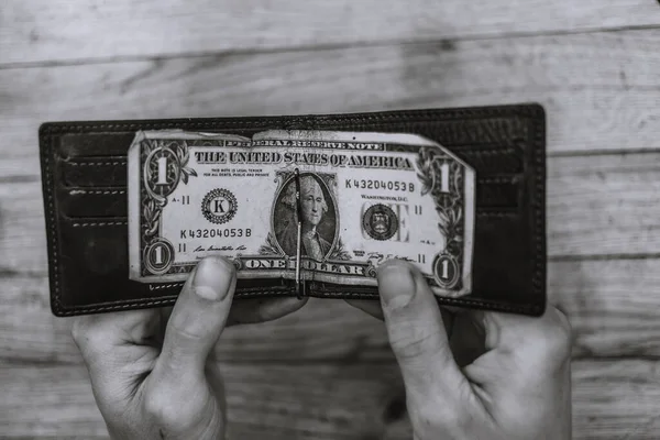 Erkek cüzdanında eski bir dolar.