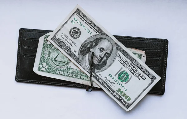 Cüzdanında 100 dolar ve bir dolar.