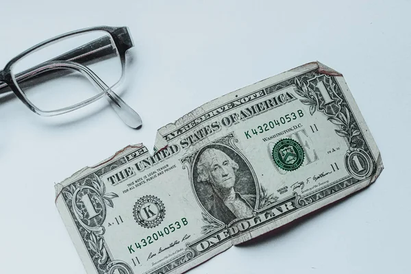 Eski bir dolar ve gözlük.