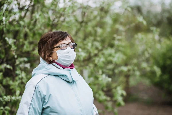 Tabiat maskeli kadın.