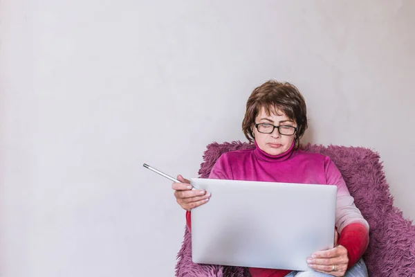 Yaşlı kadın ve dizüstü bilgisayar