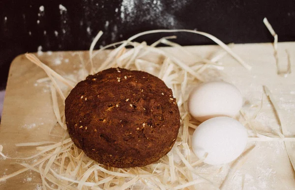 Tahtada ev yapımı ekmek var.