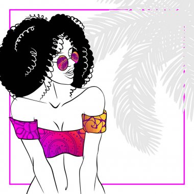Kıvırcık saçlı kadın bikini