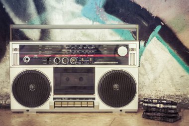Arka planda bir sürü müzik kaseti ve graffiti olan klasik getto yok edicisi. Geçmişi hatırlamak ve müzik dinlemek..
