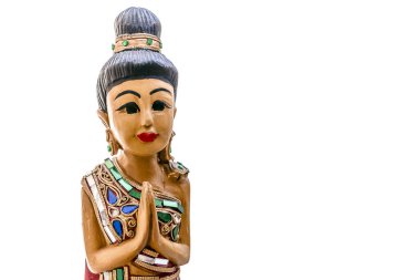 Eski ve renkli dini bir heykel beyaz arka planda el ele dua ediyor. Namaste, karma, yin yang, yoga.