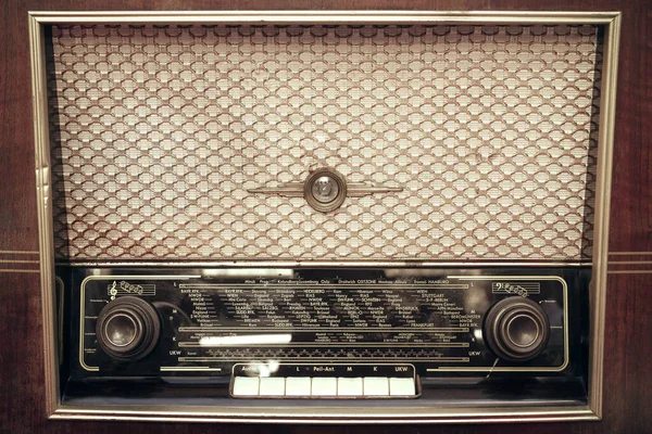 Radio Classique Noire Avec Boutons Blancs Poignée Marron Dans Élégant — Photo