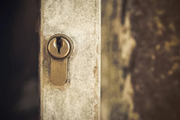 Zbliżenie Strzał Mały Złoty Zamek Stary Drzwi — Zdjęcie stockowe