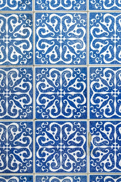 Porto, Portekiz 'deki eski bir evin cephesindeki geleneksel fayansların ayrıntıları. Geleneksel Portekiz çömlekleri. Portekiz fayanslarıyla kusursuz desen. Çok renkli tasarım. Azulejo.