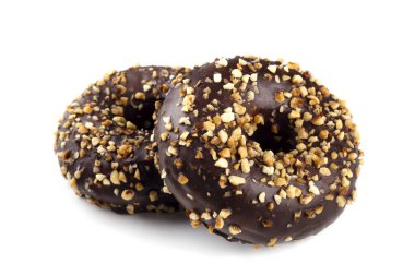 Beyaz arka planda izole edilmiş ceviz kırıntılarıyla süslenmiş lezzetli donutlar..