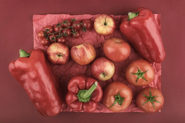 Группа Красных Овощей Фруктов Организовали Формирование Творческого Монохромного Дизайна Красном — стоковое фото