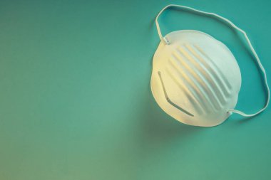 Coronavirus gibi bulaşıcı hastalıklardan korunmak için kullanılan bilimsel bir ortamda maske.