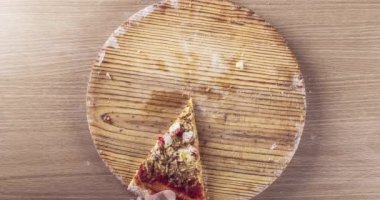 İnsan eli, sıcak ve lezzetli İtalyan pizzasının ahşap tabaklarına konuyor. Parti yemekleri, arkadaşlar birlikte yemek yemekten zevk alıyor. Manzarayı kapat. Hareket animasyonunu durdur, 4K